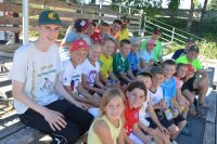 Glückliche Kinder nach einem gelungenen Baseball-Tag. Was will man mehr?