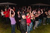 Cavemen feiern rauschendes Baseball-Fest